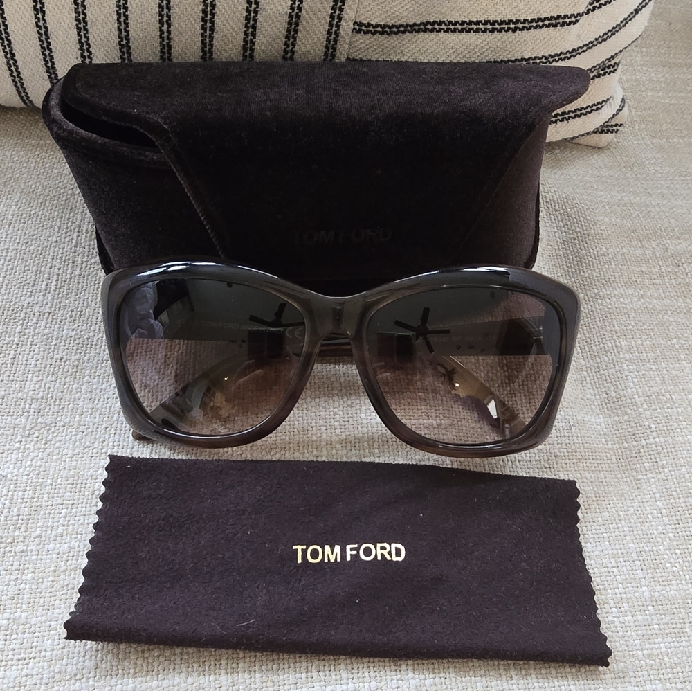 🌟 (SOLD) TOM FORD "LANA" Cat-eye Sunglasses w/ Case - Authentic, Like New - Picture 7 of 12